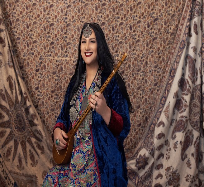 ����� ����