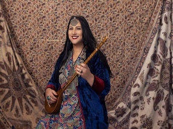 ����� ����